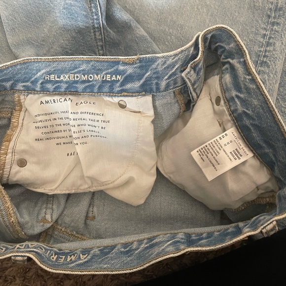 American Eagle Size 12 regular relaxed mom fit jeans! Light wash! - Picture 2 of 4
